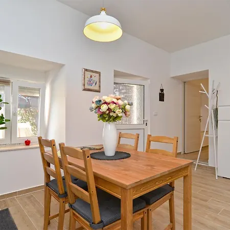 1411 Apartman Loborika
